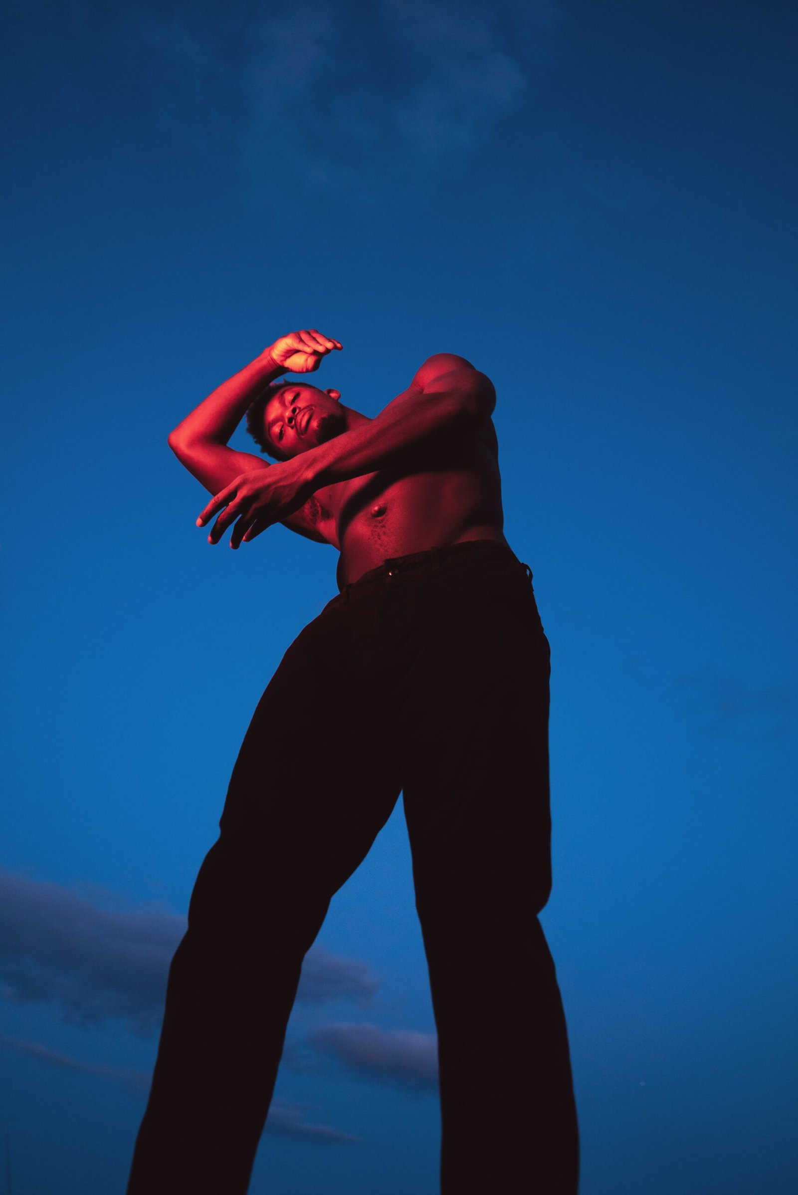 Oulouy, bailarín de danzas urbanas marfileño: “El baile es un actor de comunicación brutal que permite romper barreras y acercarse más a la humanidad”